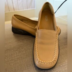 Bass Women's Tan Leather Loafers Flats with Whipstitch Detail